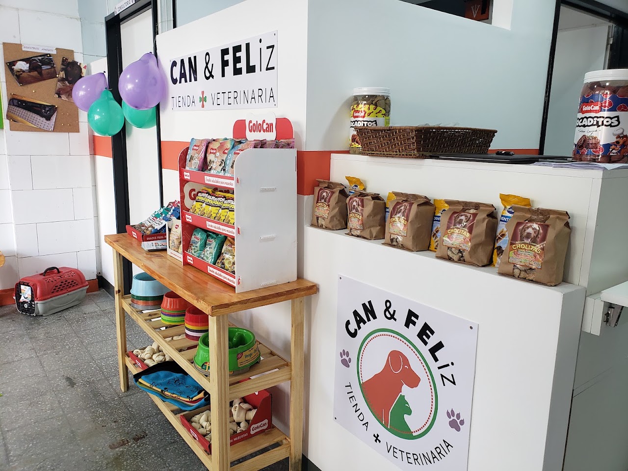 Cartel de Can & Feliz en el local